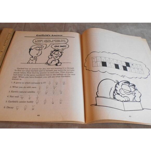 Vintage 1982 Garfield Activity Book by Jim Davis & Jim Razzi Happy House READ - Picture 10 of 13